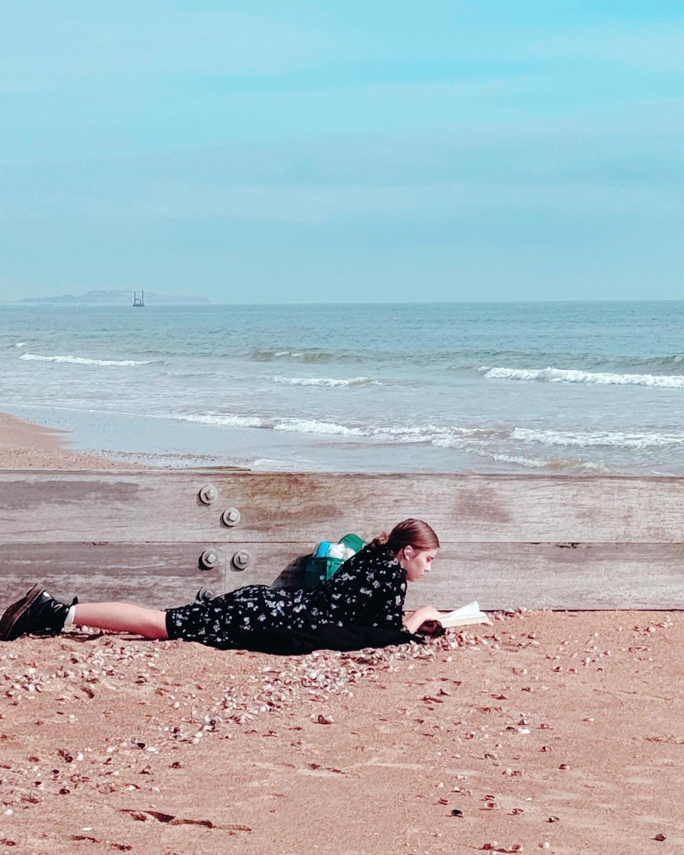 Bugün Bournemouth Beach’te amaçsız yürürken çektiğim fotoğraf… Bir kitap bir deniz bir de umutlarımız bizi her zaman tekrar hayata bağlayacak.