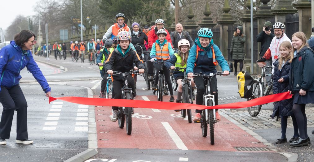 And it's open! 🎉🎉🎉 @RoseburnPS took a first official ride along the City Centre West to East Link which was opened today. They were joined by @CllrScottArthur, @patrickharvie + community members to celebrate the new walking, wheeling + cycling route edinburgh.gov.uk/news/article/1…