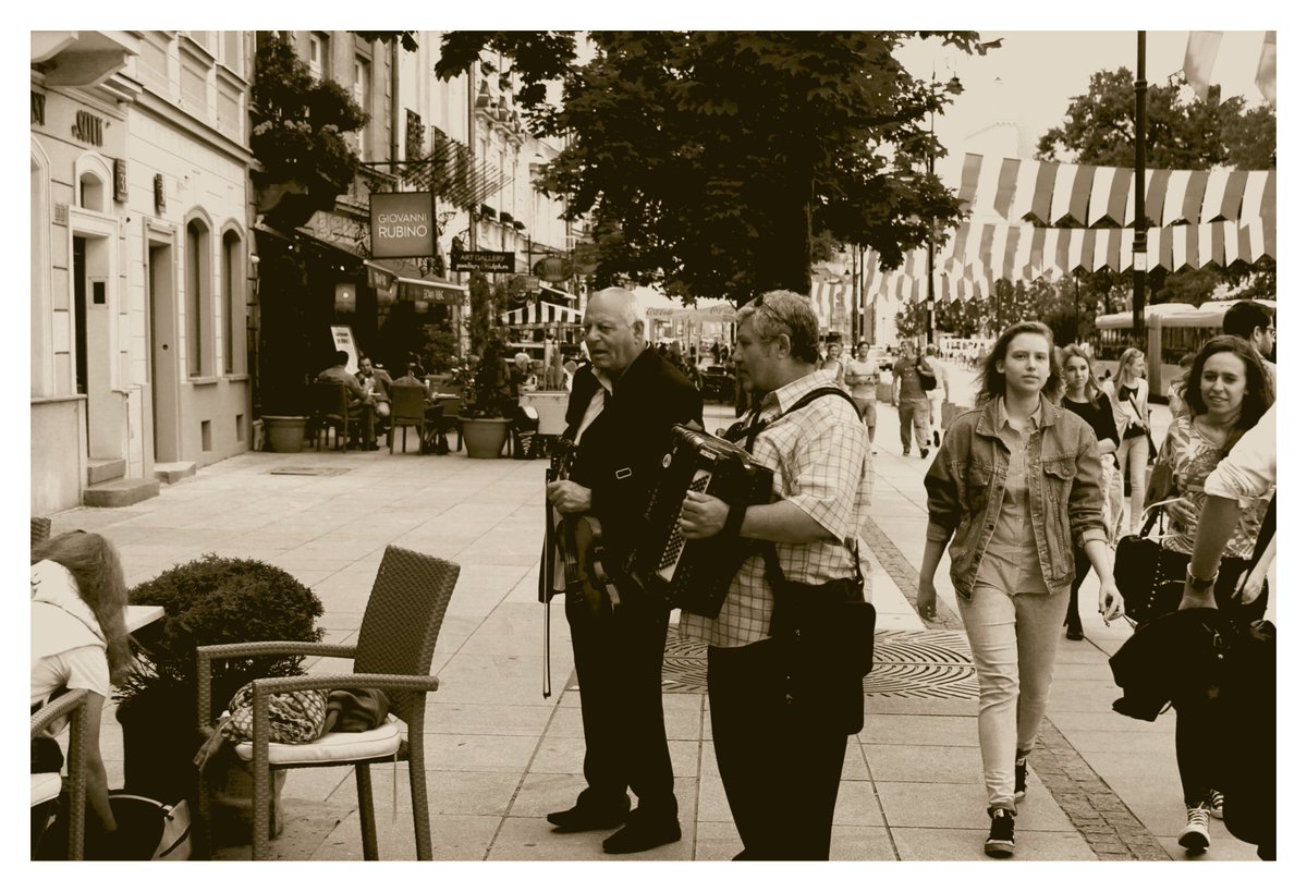 Varsovie, Pologne. One Gipsy mood, juin 2014 #varsovie #warszawa #Pologne #gipsypoland #gipsy #gipsylife #gipsyphoto #warszawaphotographer #warszawaphotography #gipsymood #traveleasteurope #travelerphotographer #GipsyMusicians