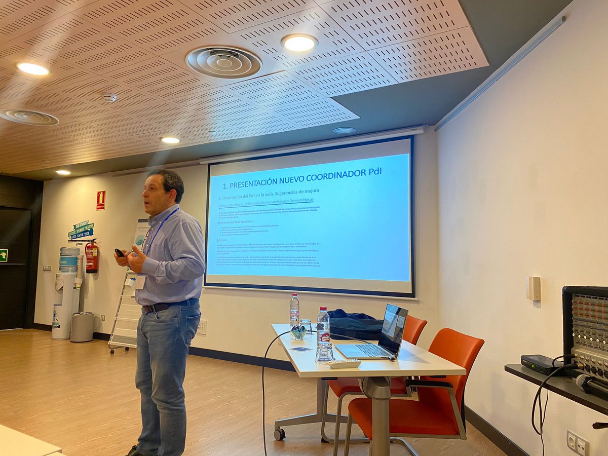 crh_MoralesIMIB's tweet photo. En la Reunión Anual de CIBERER #RACIBERER2024 nuestro compañero Javier Corral inicia su periodo de Coordinador del Programa de Investigación de Cáncer hereditario, enfermedades hematológicas y dermatológicas. Ánimo y suerte en tu nueva responsabilidad. 👍🏻 https://t.co/IjjjXhwIrj