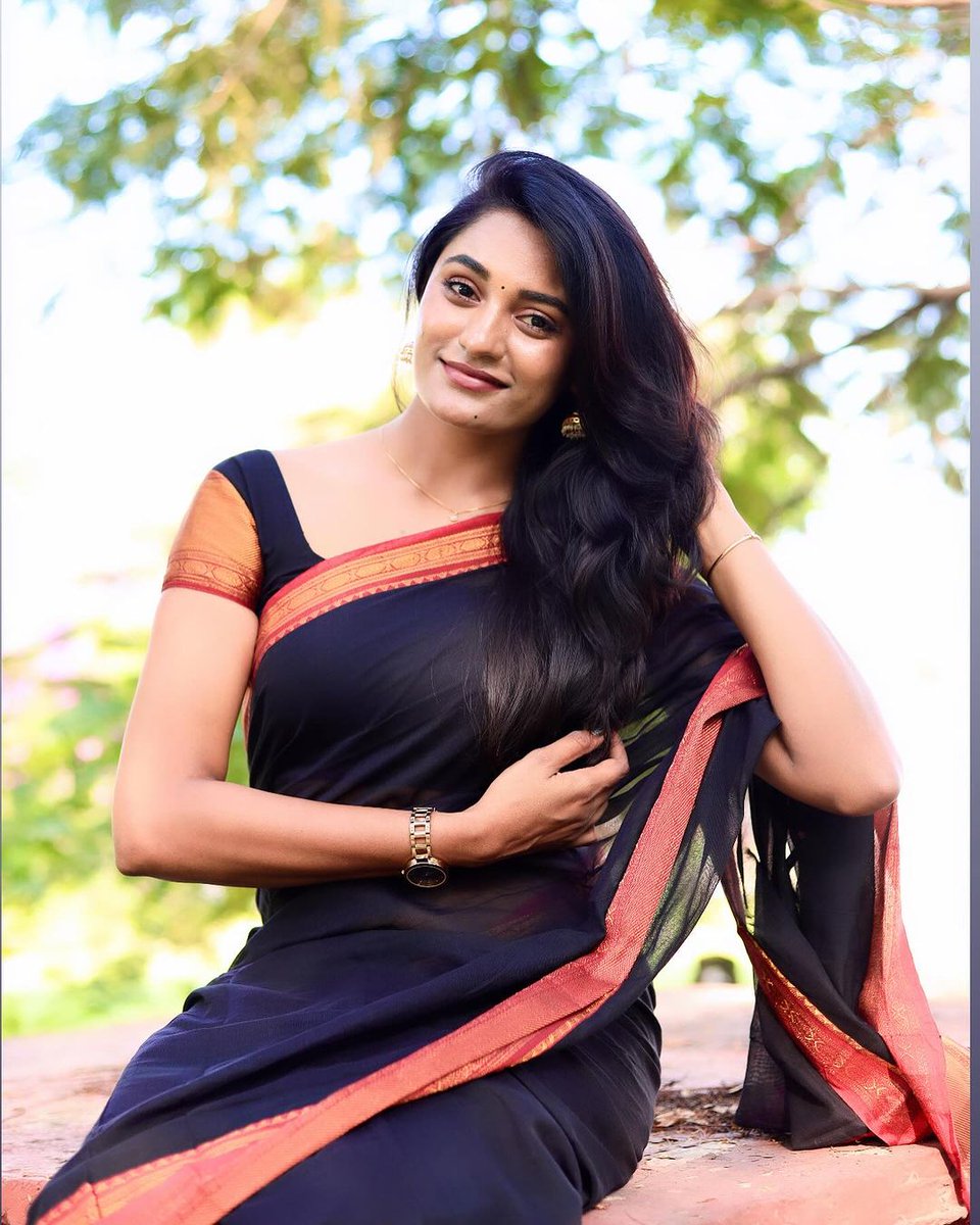 Actress #swathika stuns everyone with a beautiful black outfit in her latest photoshoot @Prabhastylish