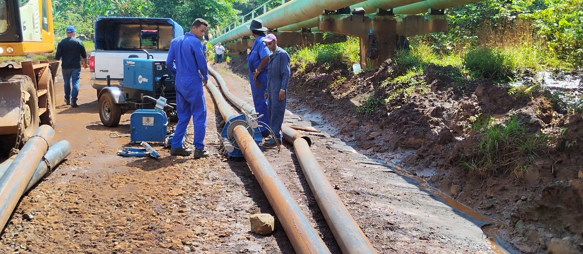 Ya iniciaron los trabajos de montaje de la conductora que dará servicio de agua potable a la población del reparto Rolo viejo. Hasta allí llegó presidente de la @AsambleaMoa, @ale6martinez  para chequear los trabajos y conocer pronósticos de terminar.
#CubaViveEnElBarrio