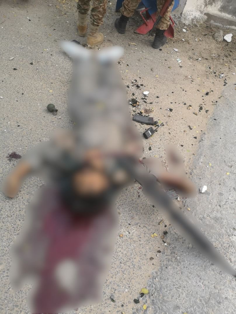 PakistanFauj's tweet photo. 🚨#ISPR 8 Terrorists Eliminated
 
On 20th March 2024, a group of eight terrorists attempted to enter Port Authority Colony in Gwadar, #Balochistan which was successfully thwarted by security forces personnel. 

#PakistanArmy #Pakistan #FC

Our troops employed for security responded immediately & effectively engaged the terrorists, and in ensuing fire exchange, all eight terrorists were sent to hell. 

A large quantity of arms, ammunition and explosives was also recovered from the killed terrorists.

However, during the intense exchange of fire, two brave soldiers; Sepoy Bahar  Khan (age: 35 years, resident of District DG Khan) and Sepoy Imran Ali (age: 28 years, resident of District Khairpur) having fought gallantly, sacrificed their lives and embraced Shahadat.

Security forces of Pakistan, in step with the Nation remain determined to thwart attempts of sabotaging peace and stability of Balochistan, and such sacrifices of our brave soldiers further strengthen our resolve.

⚠️Warning Graphic content
