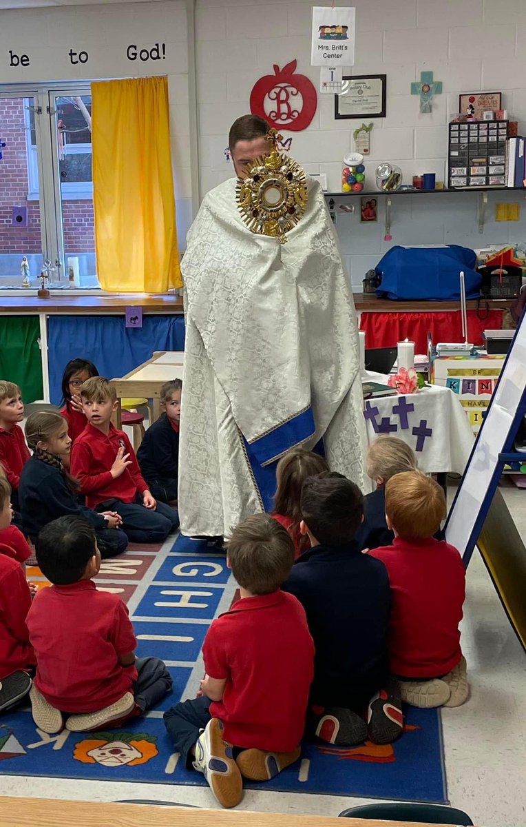 Sachinettiyil's tweet photo. Eucharistic procession at St Joseph school, a Catholic school in Kentucky, marking the feast day of its patron saint. https://t.co/l4mJyIFdLt