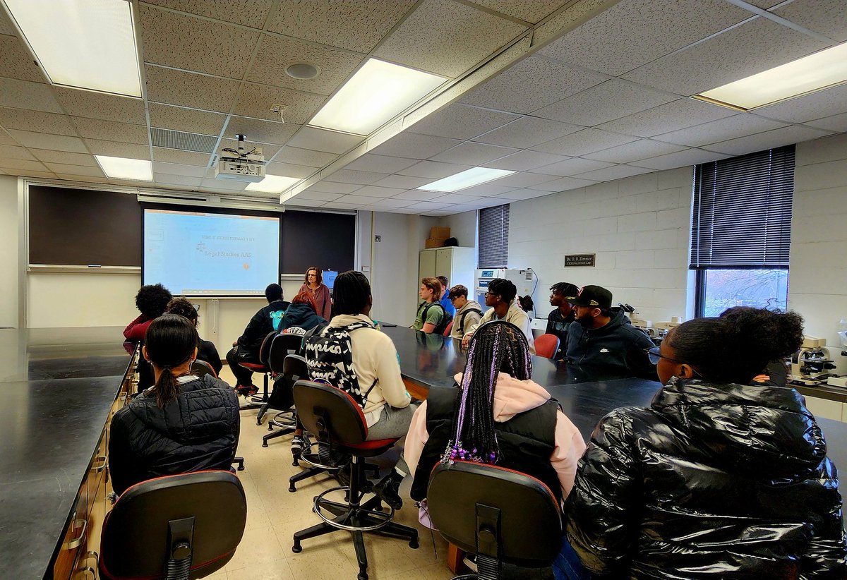Thank you, CCBC, for hosting Kenwood High School students. The tour and information was very informative for future career pathway options. @AllemanKalyn @CTE_BaltCoPS @Kenwood_CTE @GrubbsMg @adfales