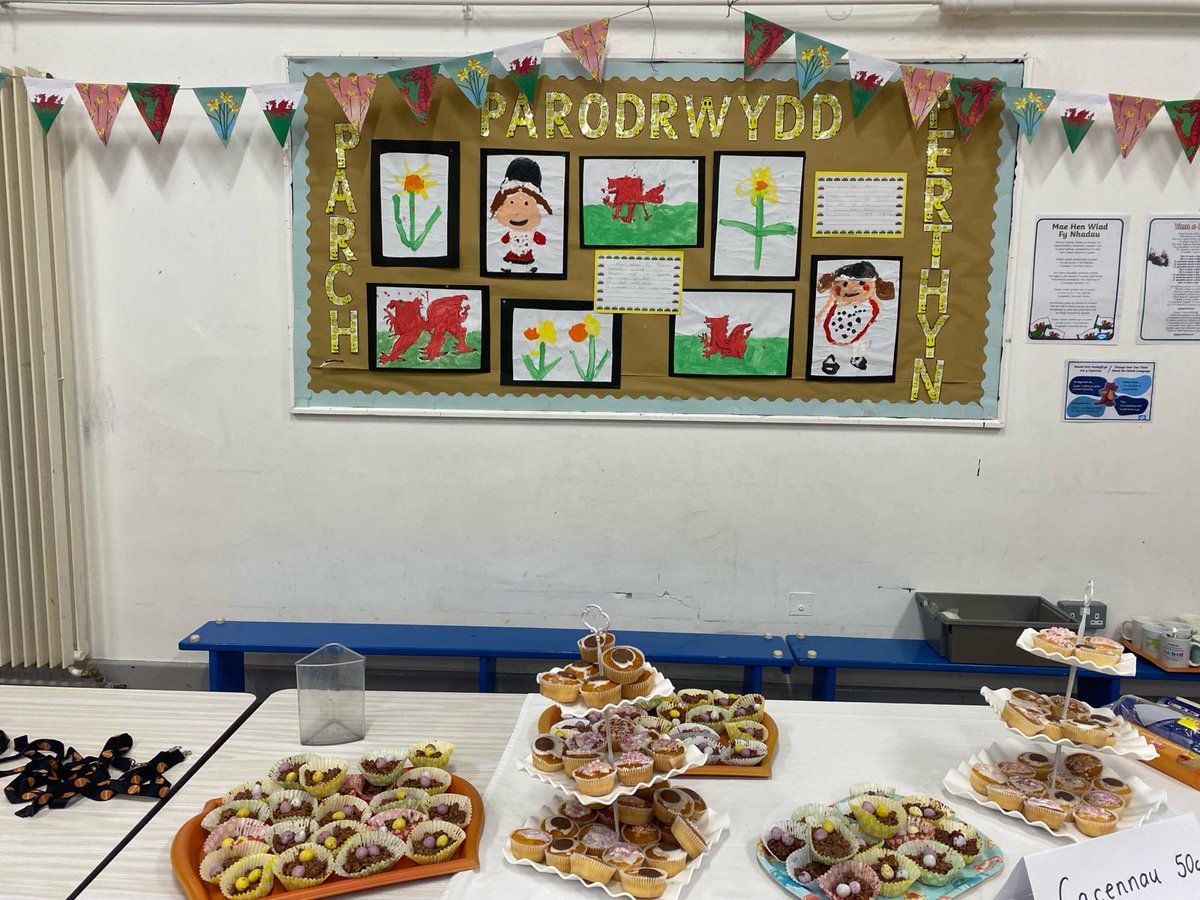 A wonderful buzz around the school hall today as we celebrated and promoted the Welsh language within the community. Diolch to @FfrindiauGof for selling hot drinks and sweets and to @siopcantamil for displaying their lovey books. #cymraeg #cymuned #community
