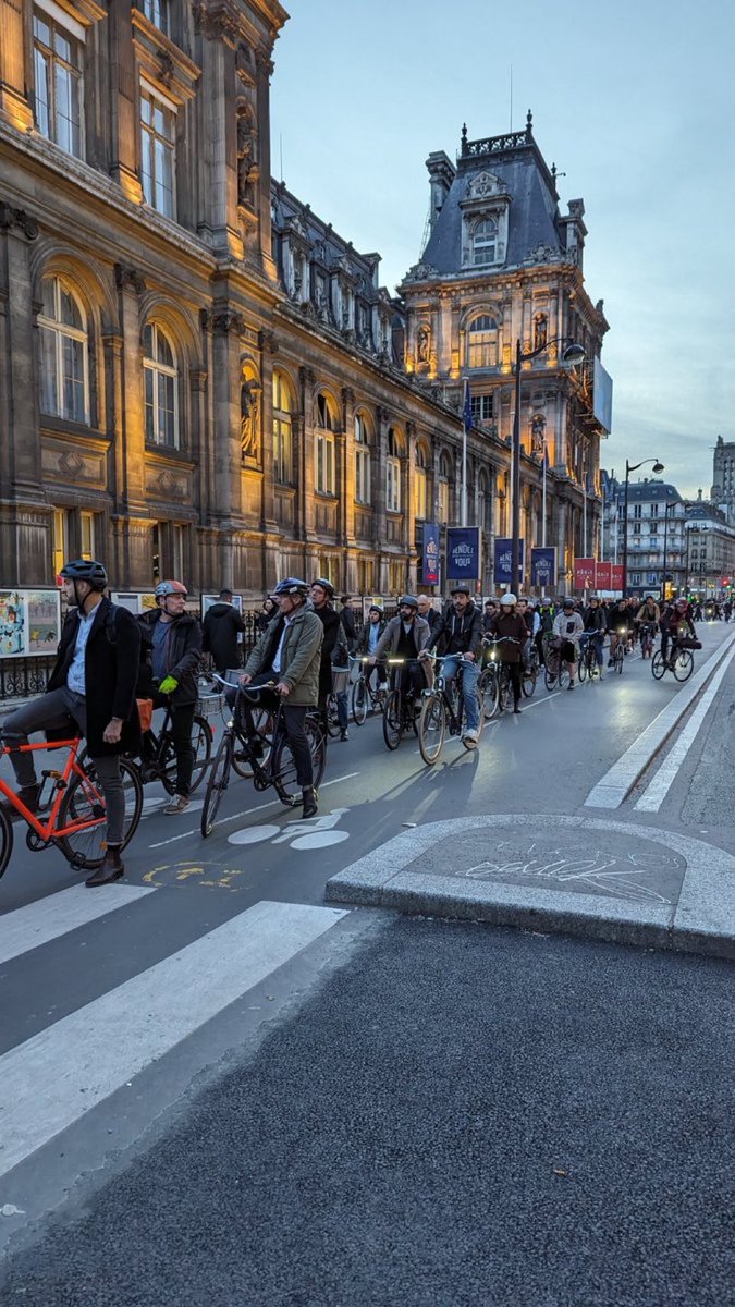 Wow! Das war Paris gestern. So sieht eine Stadt aus, die endgültig vor einem Fahrrad-Kipppunkt steht. Einfach wunderbar zu sehen, wie Anne Hidalgo in der 🇫🇷 Hauptstadt die Verkehrswende angeht und einfach unglaublich zu sehen, wie sehr die Pariser:innen sie annehmen❤️ 📸 @JBPssx