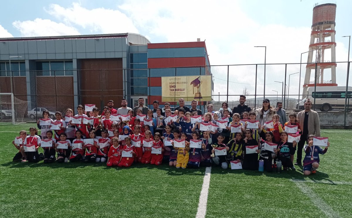 GSB_Mardin's tweet photo. Artuklu Sentetik Çim Saha 
2023-2024 Eğitim -Öğretim Yılı Okul Sporları Futbol Küçük Kızlar İl Birinciliği Müsabakaları tamamlandı.
Başarılı takımlar ödüllendirildi. https://t.co/pyQa29n3Q5