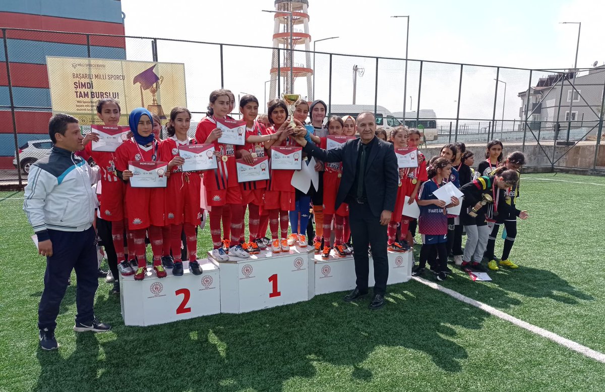 GSB_Mardin's tweet photo. Artuklu Sentetik Çim Saha 
2023-2024 Eğitim -Öğretim Yılı Okul Sporları Futbol Küçük Kızlar İl Birinciliği Müsabakaları tamamlandı.
Başarılı takımlar ödüllendirildi. https://t.co/pyQa29n3Q5