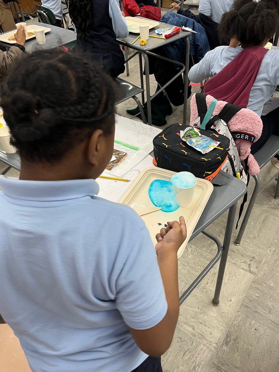 At @psms46Harlem our scientists spent the day with special guest Liz Lee Heinecke, a molecular biologist and author of 'She Can Stem' and 'The Kitchen Pantry Scientist!' She shared insights and brought along thrilling experiments! #STEM #stemkidsnyc #csforsocialjustice