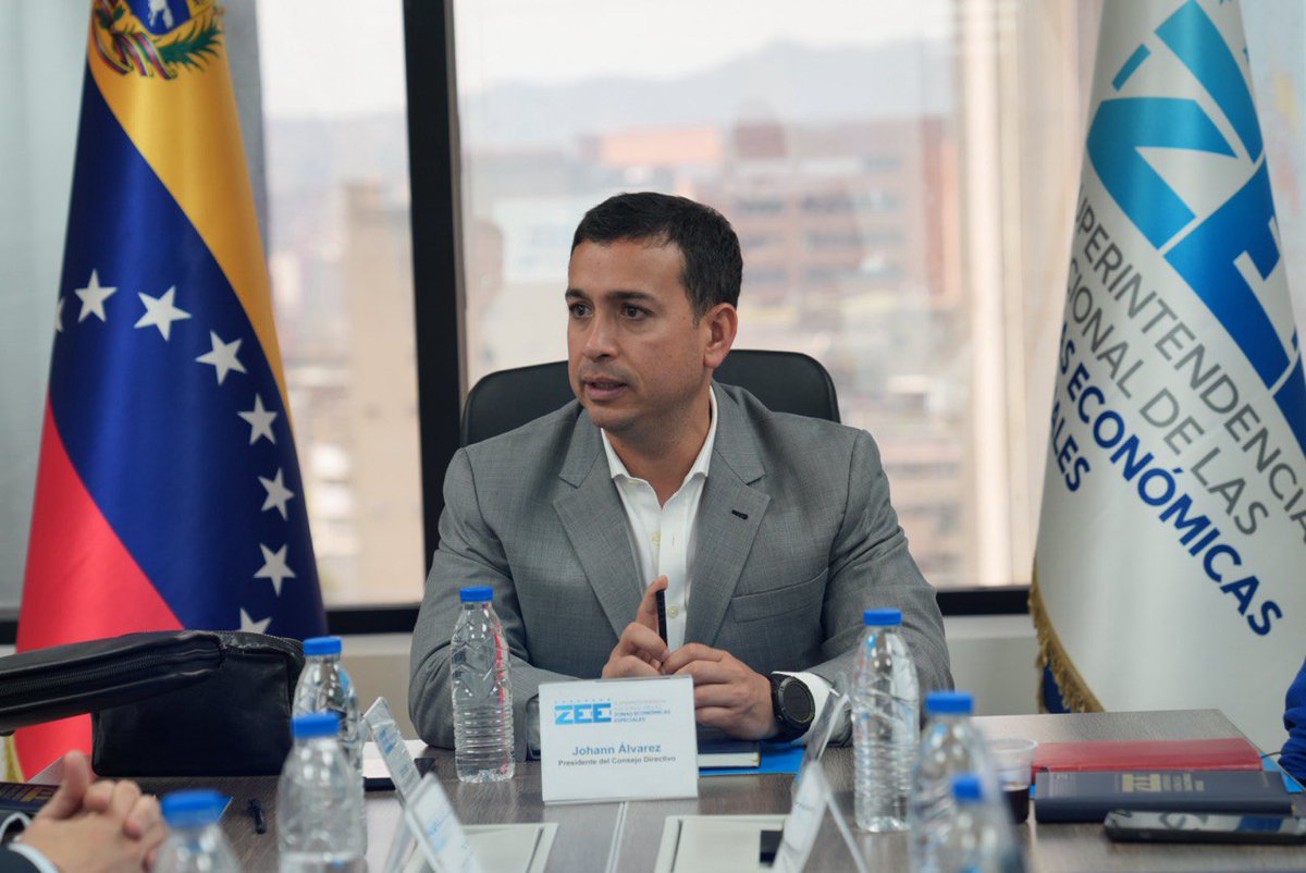 JohannAlvarez8's tweet photo. Este #20Mar, sesionó el Consejo Directivo de las Zonas Económicas Especiales. 

Se sometió a consideración la aprobación y ratificación de los Planes de Desarrollo de las Zonas Económicas Especiales y la Memoria y Cuenta de la Sunazee. 

Además, informamos a los integrantes del Consejo Directivo, la próxima realización de actividades para la generación de conocimientos, en conjunto con el Centro de Investigación de las Zonas Económicas Especiales de la Universidad de Shenzhen.

#ÉpocaDeTransformacion