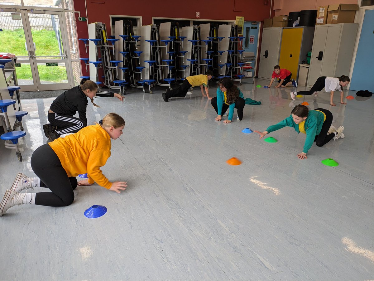 cpa_evans's tweet photo. Ymarfer Corff Bl6 heddiw - cydweithio, datblygu sgiliau a digon o hwyl!
Year 6 PE today - cooperation, developing skills and plenty of fun! #dysgwyriach #healthylearners https://t.co/evDuJmj8mj