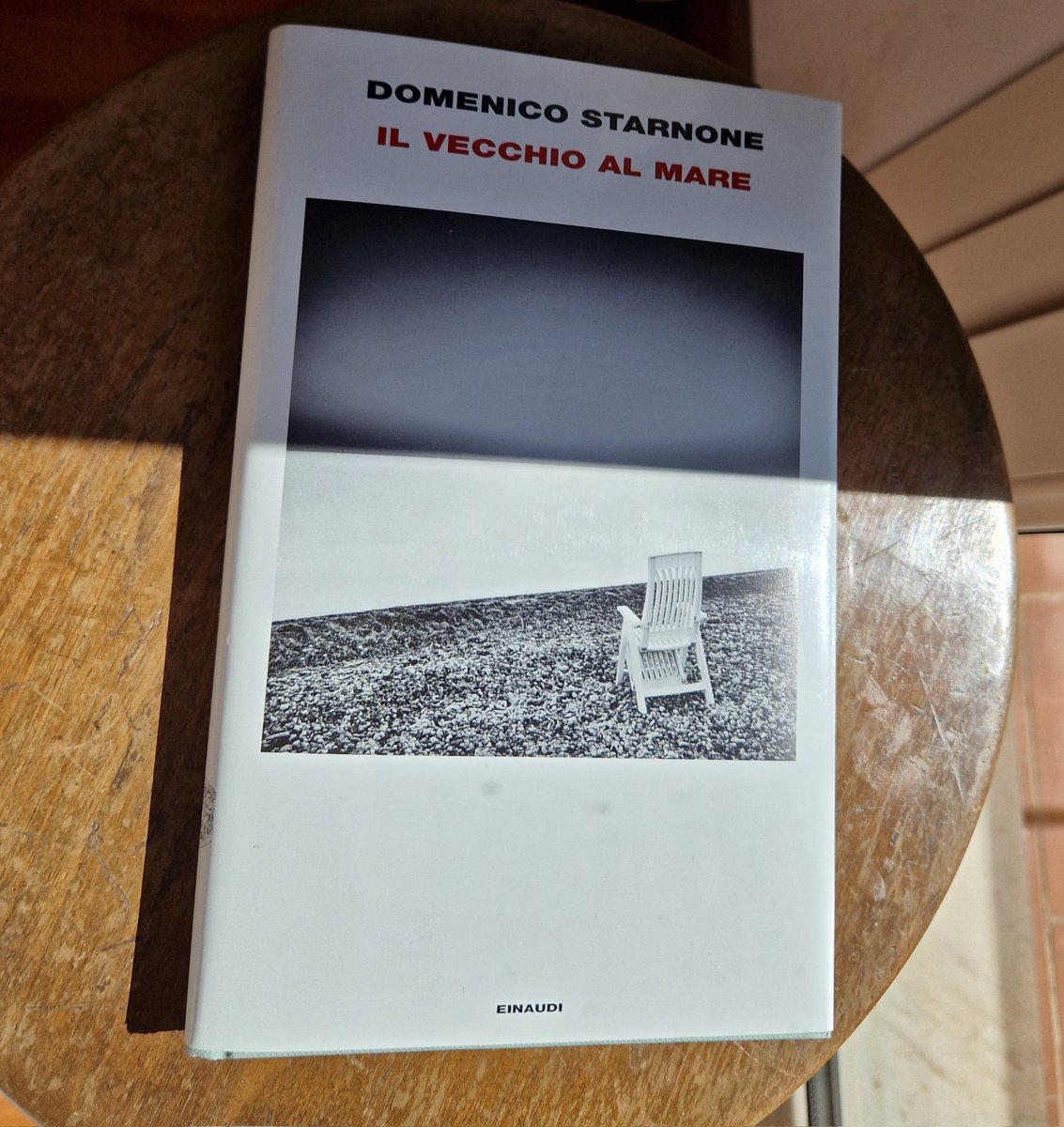 Questo è un libro straordinario. Proprio come il suo autore, a cui somiglia molto. Grazie #domenıcostarnone #ilvecchioalmare
@Einaudieditore