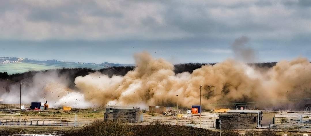 The demolition of the chimney, An end of an era the former Anglesey Aluminium site. #Anglesey #wales #holyhead #Freeports #Demolition @StenaLineUKIE @AngleseyScMedia @BBCWalesNews @BBCNews @ITVWales @SkyNews @rtenews @TalkTV @GBNEWS @HheadLifeboat @AngleseyScMedia