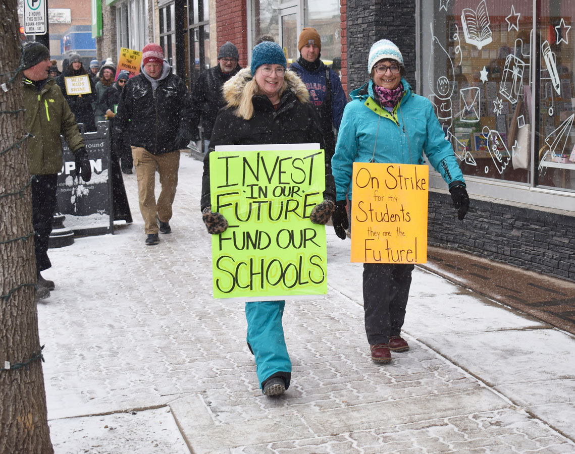 Prairie Post (@prairiepostsc) on Twitter photo Teachers are on the picket line in #SwiftCurrent as part of a one-day province-wide strike by members of the Saskatchewan Teachers' Federation to coincide with the announcement of the provincial budget. <a href="/SaskTeachersFed/">Saskatchewan Teachers' Federation</a> <a href="/ChinookTeachers/">Chinook Teachers' Association</a> Teachers are on the picket line in #SwiftCurrent as part of a one-day province-wide strike by members of the Saskatchewan Teachers' Federation to coincide with the announcement of the provincial budget. <a href="/SaskTeachersFed/">Saskatchewan Teachers' Federation</a> <a href="/ChinookTeachers/">Chinook Teachers' Association</a>