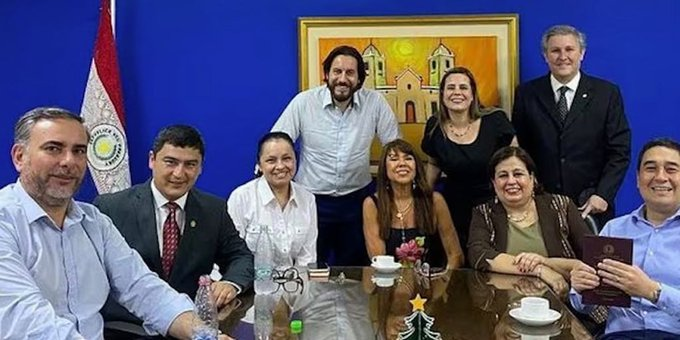 ElpremaArturopy's tweet photo. Uno solo de ellos puede dejar en ridículo a 10 cartistas juntos en la cámara si es que se hace un debate donde el intelecto es la única herramienta que se puede usar. Esa es la verdad que pone nerviosos a los prófugos del ácido fólico https://t.co/SBSPcmybuZ