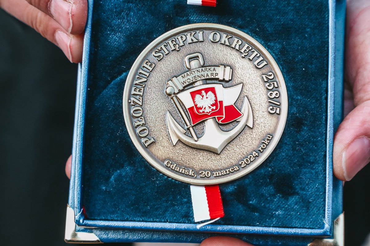 AgencjaUzbr's tweet image. 20 marca w #Gdańsk została położona kolejna stępka, tym razem pod budowę okrętu typu #KORMORAN - po wejściu do służby otrzyma nazwę #ORP #RYBITWA.

Dzisiejsza uroczystość rozpoczyna kolejny etap budowy już piątego niszczyciela min, który wzmocni 🇵🇱 Marynarkę Wojenną.

20 marca to