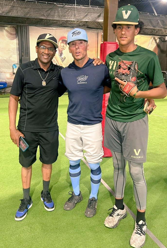 Gabegonzalez26's tweet image. Moving Forward ⏩ Training  with Nate Trosky @NateTrosky #natetrosky #infield  #shortstop #vierahawks @CubanBaseballZN