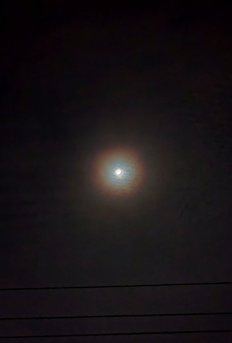 Halo around Moon at Karachi 
indicating severe and extreme weather changes ! 

#KarachiWeather #StormHour Update Pakistan