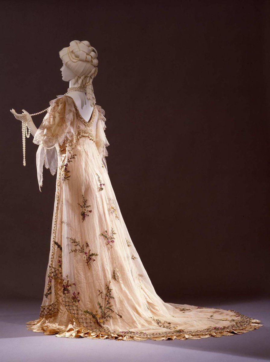 wikivictorian's tweet photo. “La Primavera” evening dress by Rosa Genoni, 1906. Galleria del Costume di Palazzo Pitti. https://t.co/OqbrxXrN2g