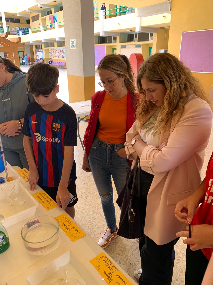 Imena3's tweet photo. Qué importante es para un centro educativo tener un equipo docente involucrado. Sin duda el IES La Isleta lo tiene. Hoy @OlaiaMoran y yo hemos podido disfrutar de la multitud de talleres y actividades que tienen. Ha sido un día especial porque losnha visitado Astou Ndour. https://t.co/FJHwrkGje1