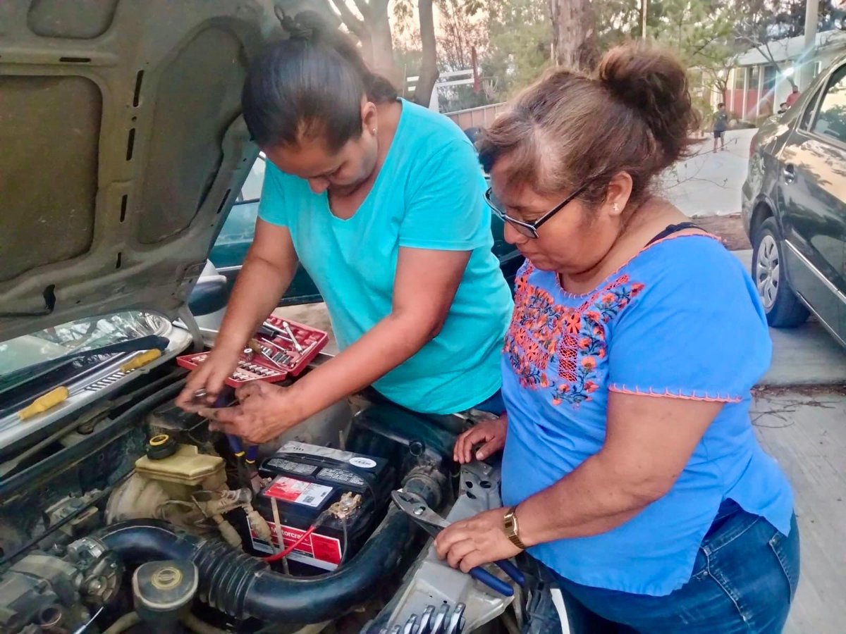 IMMOax's tweet photo. Nos enorgullece presentar a las mujeres que están rompiendo estereotipos de género a través de nuestro "Taller de Mecánica Avanzada de Emergencia". https://t.co/DGV7vhtCJs