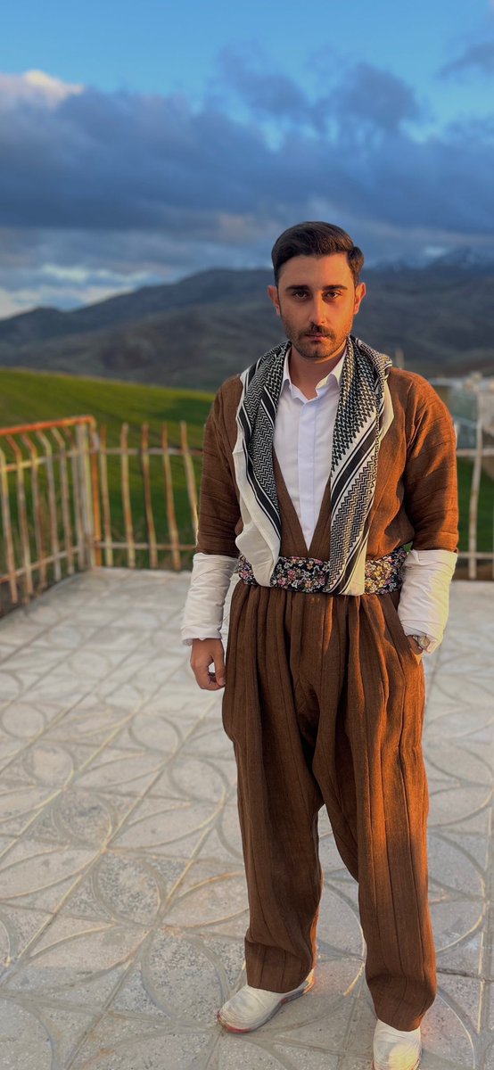 hoomankamangar's tweet photo. ئاخ چەنەم حەز لێیە  جلی کوردی ئه‌لیم… https://t.co/boGLPCUaC0
