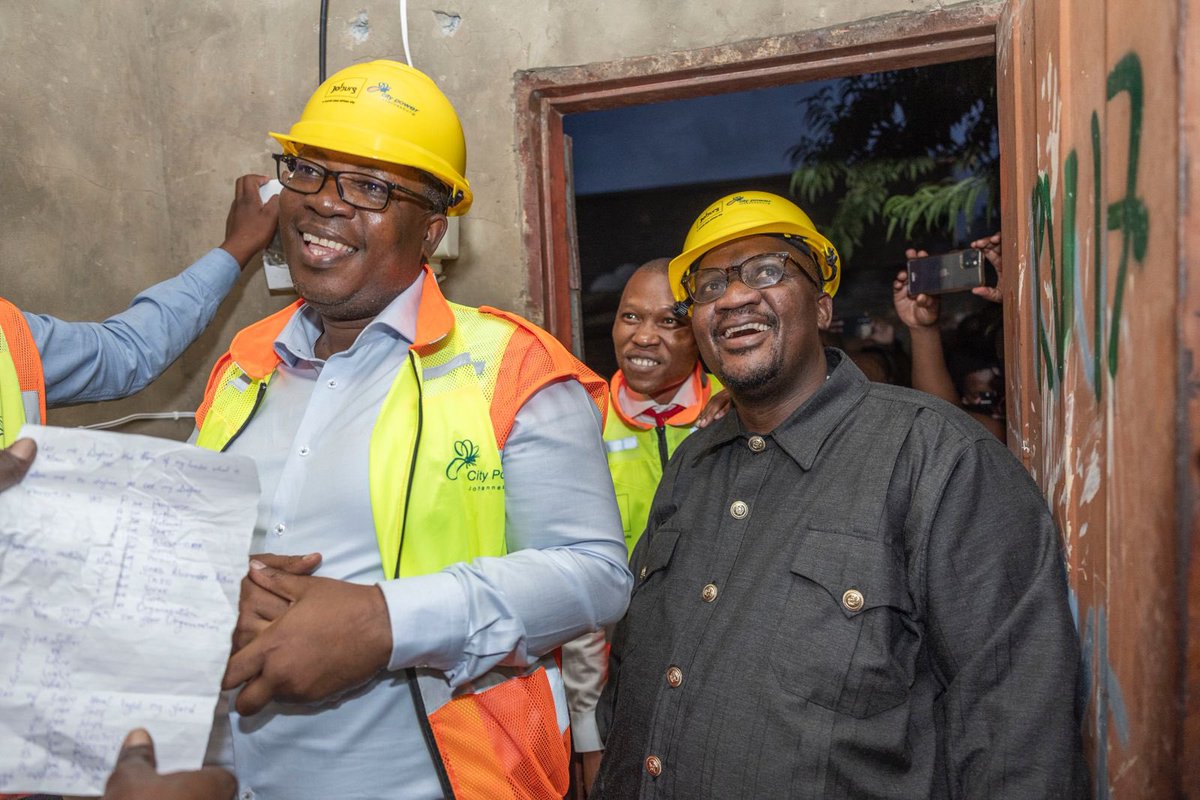 MziKhumalo_'s tweet photo. 📸 Tonight, Premier @Lesufi launched the Solar Microgrid Project at Amarasta Informal Settlement in Alexandra partnering with #CityPowerJhb. 200 households will benefit from the system, which uses Solar PV Micro-grid solutions and Battery Energy Storage System. High mast lights will become standard for grid-tired and off-grid communities. #KhanyisaiGauteng