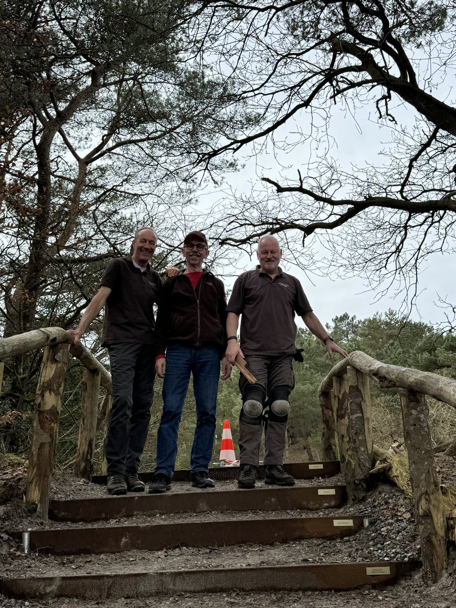 Alle naamplaatjes zitten er de nieuwe trap met inzet van onze vrijwilligers! Super dat we dit met hun hulp en donateurs kunnen realiseren. Recreatieve voorzieningen behouden, onderhouden en vernieuwen zonder subsidie. Best een uitdaging! Gelukt met <a href="/buitenfonds/">Buitenfonds</a> #schoorlseduinen