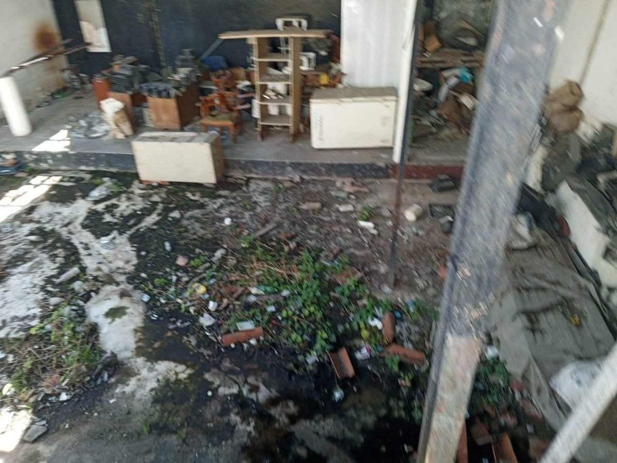 ElPitazoTV's tweet photo. #TuPitazo | Vecinos de #Petare denuncian el estado de abandono de la Casa de la Cultura German Ubaldo Lira, en el casco histórico del municipio Sucre, estado #Miranda #20mar - vía infociudadano Jesús Blanco https://t.co/8QaDUkf132