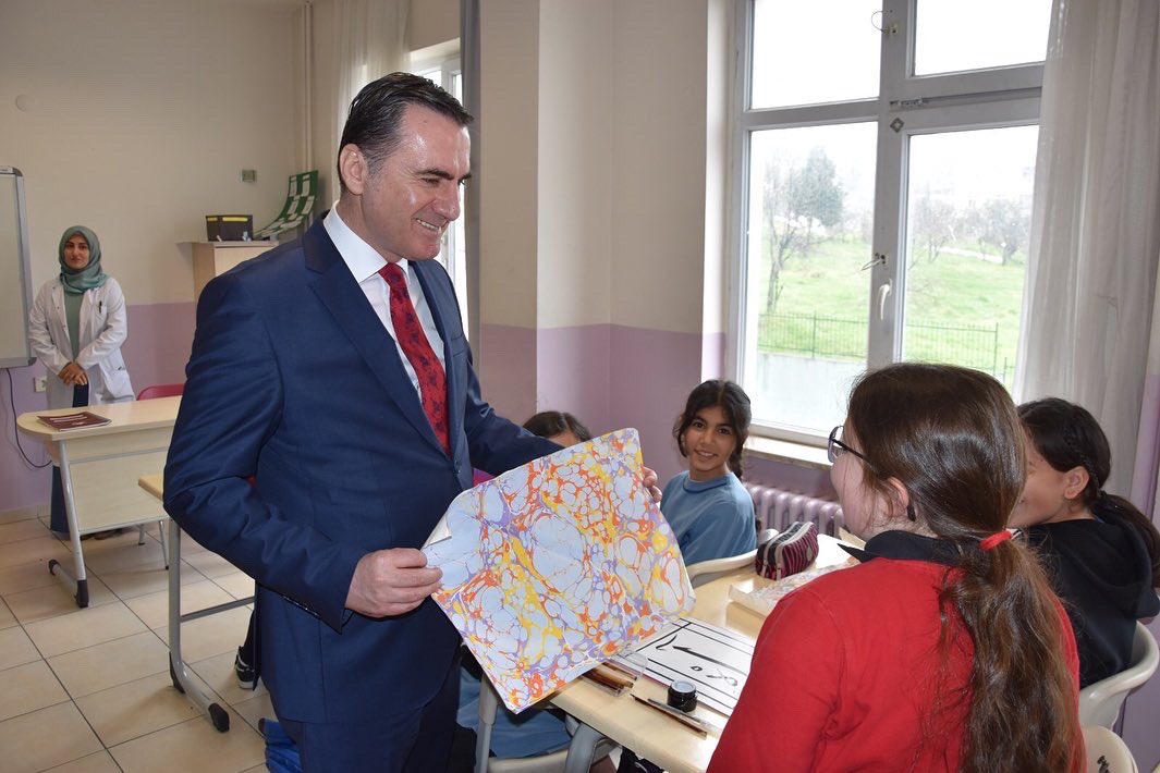 istanbul_pendik's tweet photo. Kaymakamımız Mehmet Yıldız Lütfi Doğan Kız Anadolu İmam Hatip Lisesine ziyarette bulundu. Öğretmenler odasında öğretmenlerimizle buluşan Kaymakamımız sonrasında sınıfları gezerek öğrencilerimizle sohbet etti. https://t.co/jTjfEJ1NLM