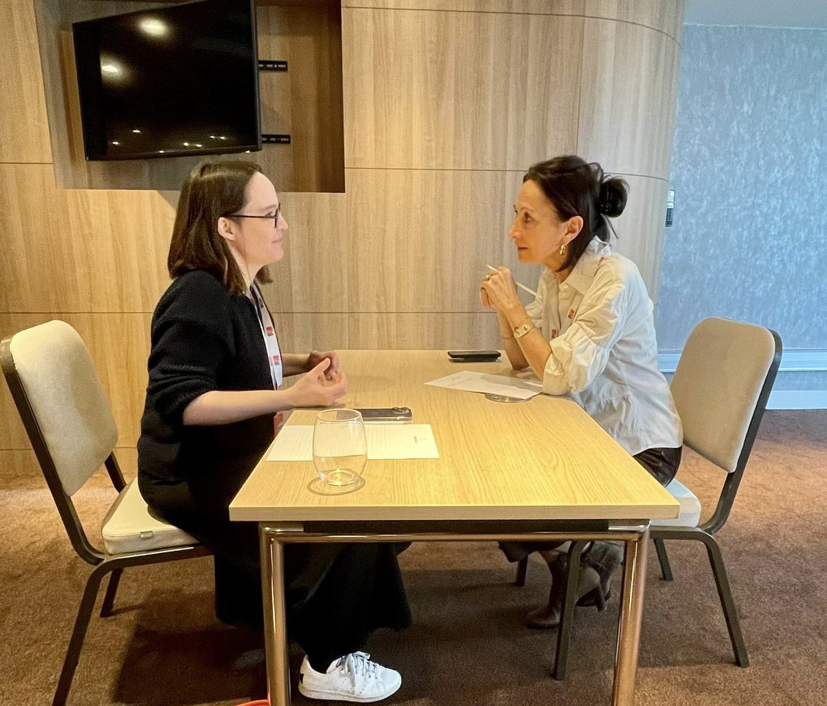 ✅ Énorme succès ce matin pour les « speed meetings » @PFDMedias & @ewawomen dans le cadre de @SeriesManiaPro ! ✅ Une cinquantaine de femmes de médias sont venues rencontrer nos cinq mentores expertes & dirigeantes de groupes médias (membres de #PFDM) : - @ALJ de…