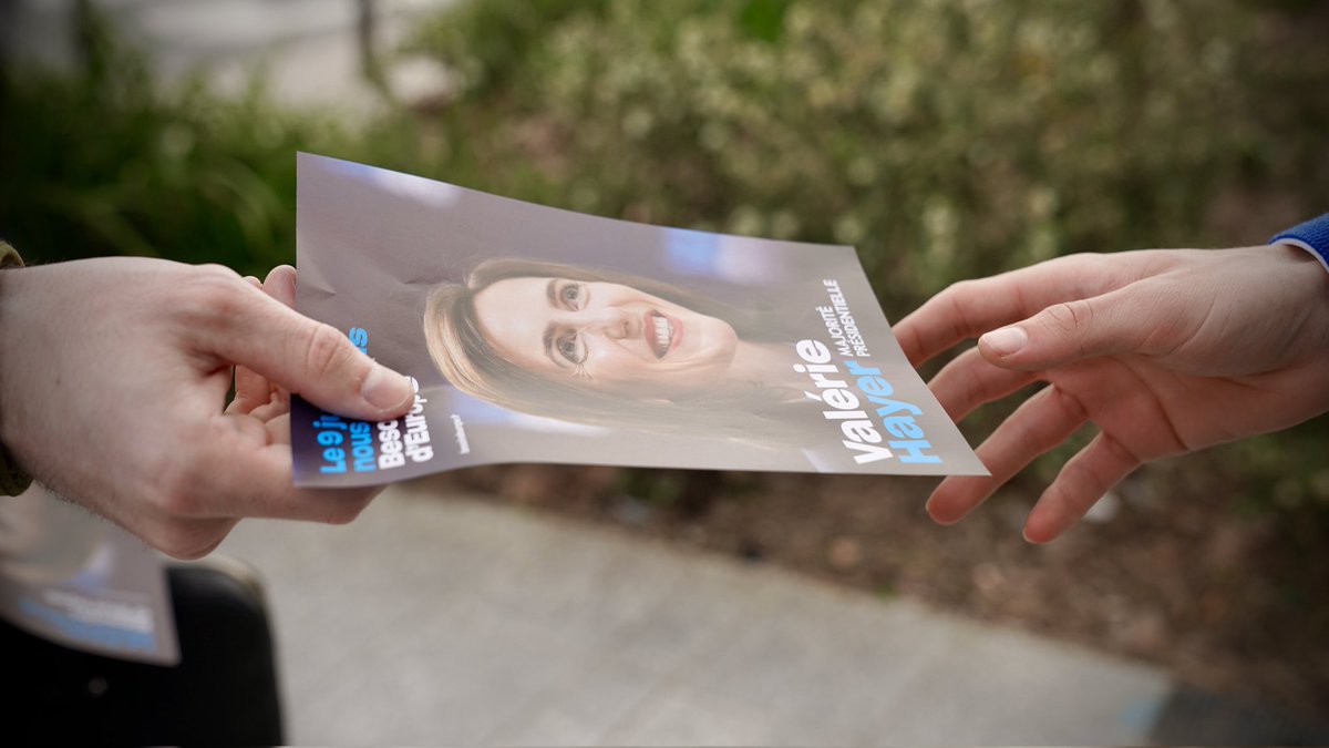 Ambroise_Mejean's tweet photo. Le 9 juin, on vote @ValerieHayer ! 🇪🇺

Mobilisé avec les @JeunesMacron75 pour la sortie des cours à Dauphine. https://t.co/JUj4TGheFZ