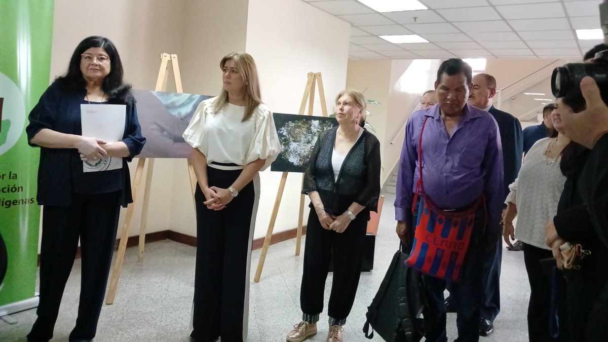 #Paraguay @FAPI, miembro @ICCAConsortium, con la Dirección de Derechos Humanos de la Corte Suprema de Justicia de Paraguay, 19 de marzo, inauguraron exposición fotográfica 'El camino de los Pueblos Indígenas', en el Palacio de Justicia en Asunción. ▶️ FB: acortar.link/GmCv8S