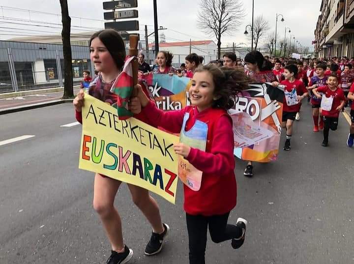 SeberIkastola's tweet photo. Ikastolan euskara bizi dugu egunero.

Urte birik behin ilusio berdinarekin!
Gu be harro! 🏃🏽‍♀️🤸🏽🏃🏽‍♂️🤸🏽‍♀️

#SeberAltube #HarroHerri #GoraKorrika #SeberKorrika #SeberEuskaraz https://t.co/z4fQQe8j5V