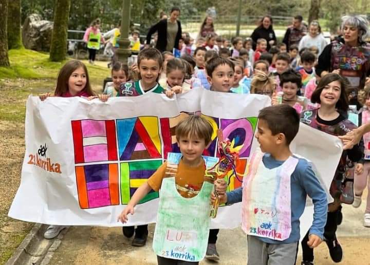 SeberIkastola's tweet photo. Ikastolan euskara bizi dugu egunero.

Urte birik behin ilusio berdinarekin!
Gu be harro! 🏃🏽‍♀️🤸🏽🏃🏽‍♂️🤸🏽‍♀️

#SeberAltube #HarroHerri #GoraKorrika #SeberKorrika #SeberEuskaraz https://t.co/z4fQQe8j5V