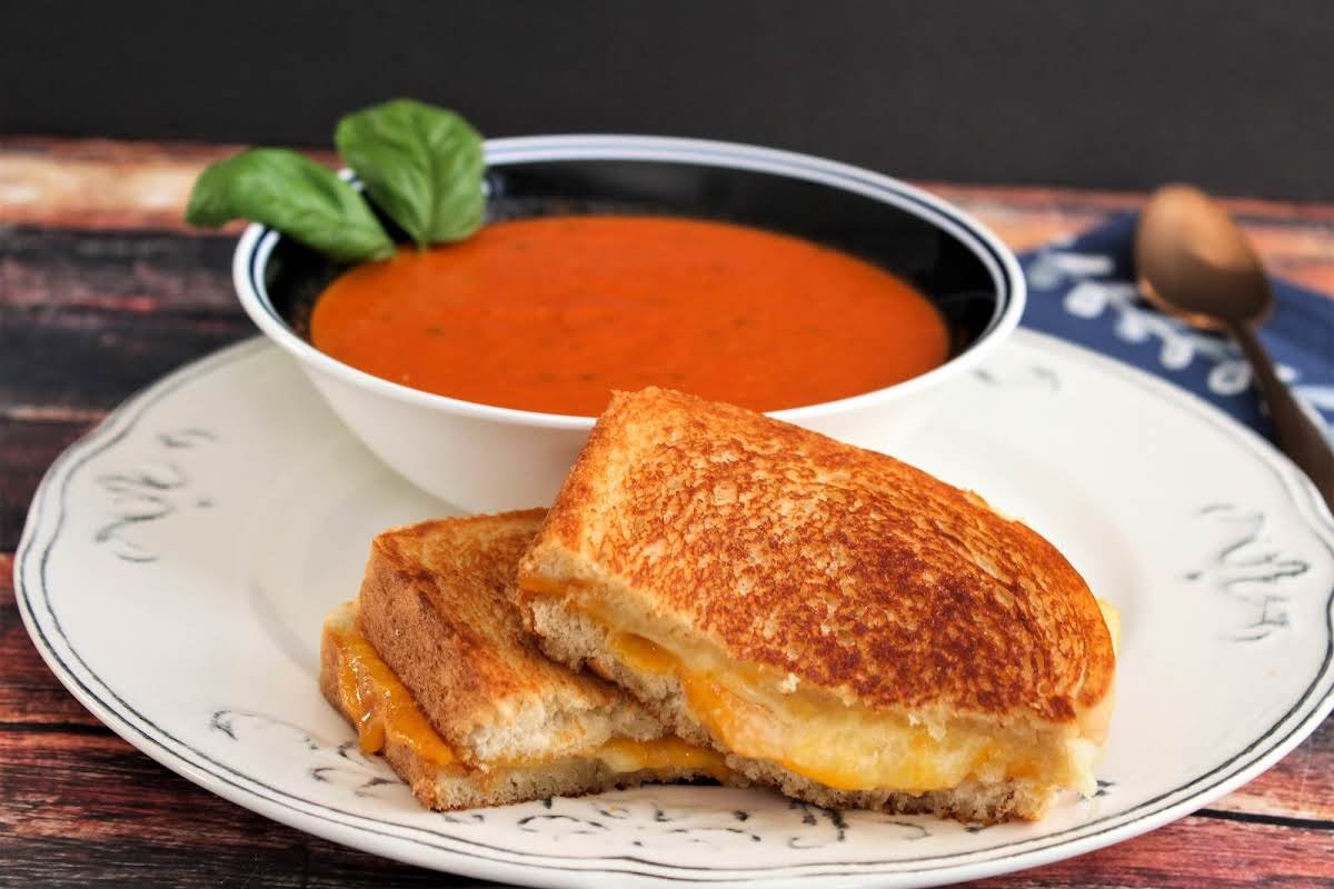 One of my favourite meals when I was in Washington was grilled cheese and tomato soup. Happy #NationalGrilledCheese Day