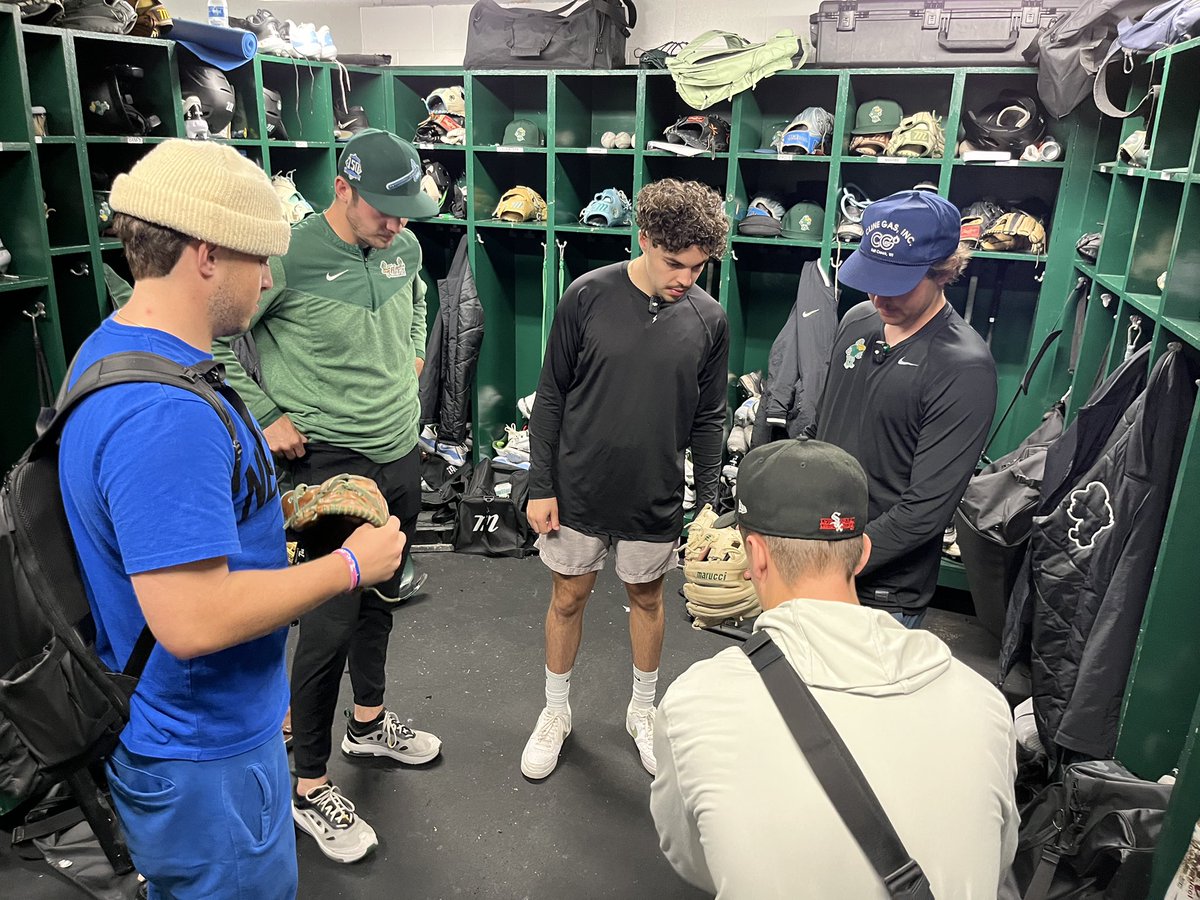 GreenWaveBSB's tweet photo. Our friends @dsarmyt &amp; the crew from @etsbsbl came down to NOLA for a visit…excited to see what they cook up!

#RollWave 🌊 ⚾️ https://t.co/LhykLlqFGD