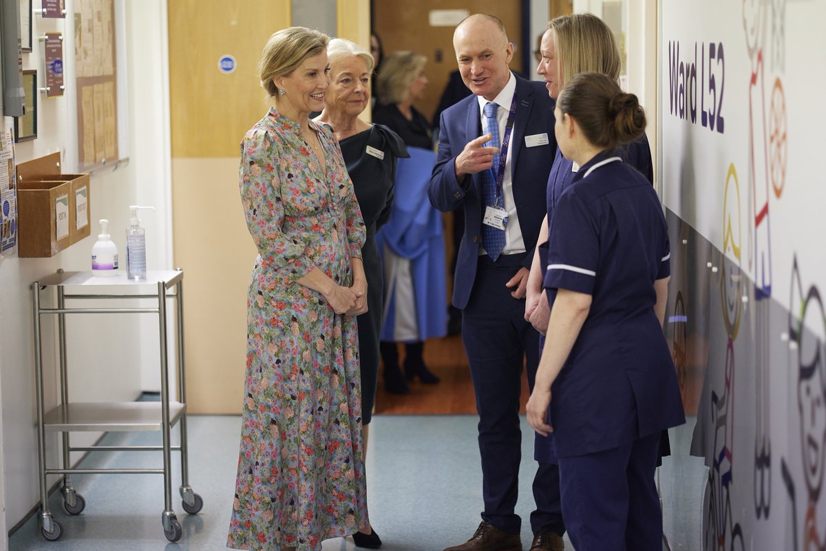 Today we were delighted to welcome our patron Her Royal Highness The Duchess of Edinburgh when she visited Neurosciences Ward L52. The Duchess saw a demonstration of Virtual Reality Distraction Therapy with Play Specialists and spoke to staff, patients and families.