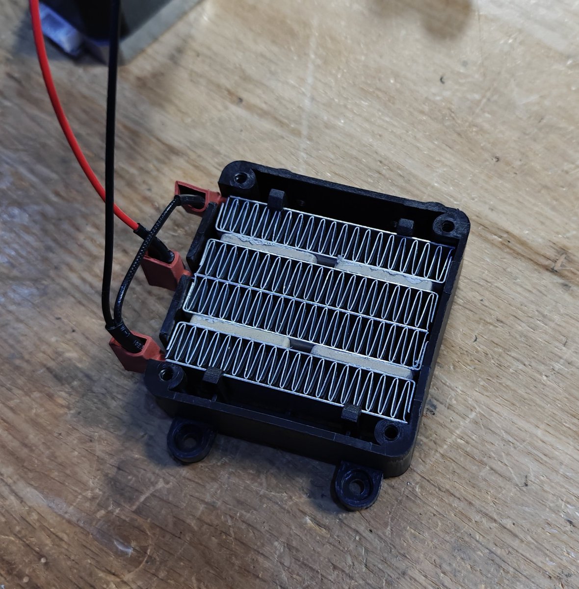 Adam_V3D's tweet photo. ⚠️ I have identified what I believe to be a critical safety issue with the Qidi Q1 pro. During the live teardown I identified that the fins of the chamber heater are live at 240v and you could feasibly touch them when in use.

Qidi have been contacted directly. https://t.co/G4nITxa73L