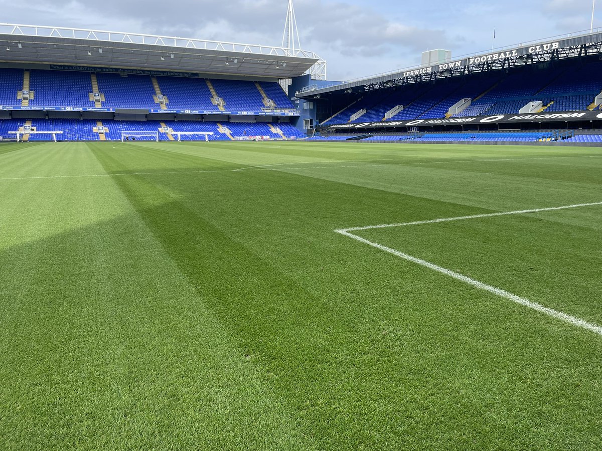 Day 3 #GroundsWeek #itfc 
Verti cut and clean up on the stadium pitch giving it a good clean out. 
Mowing, spraying and some repair work at the training ground.  Sun shone again ! 🌞