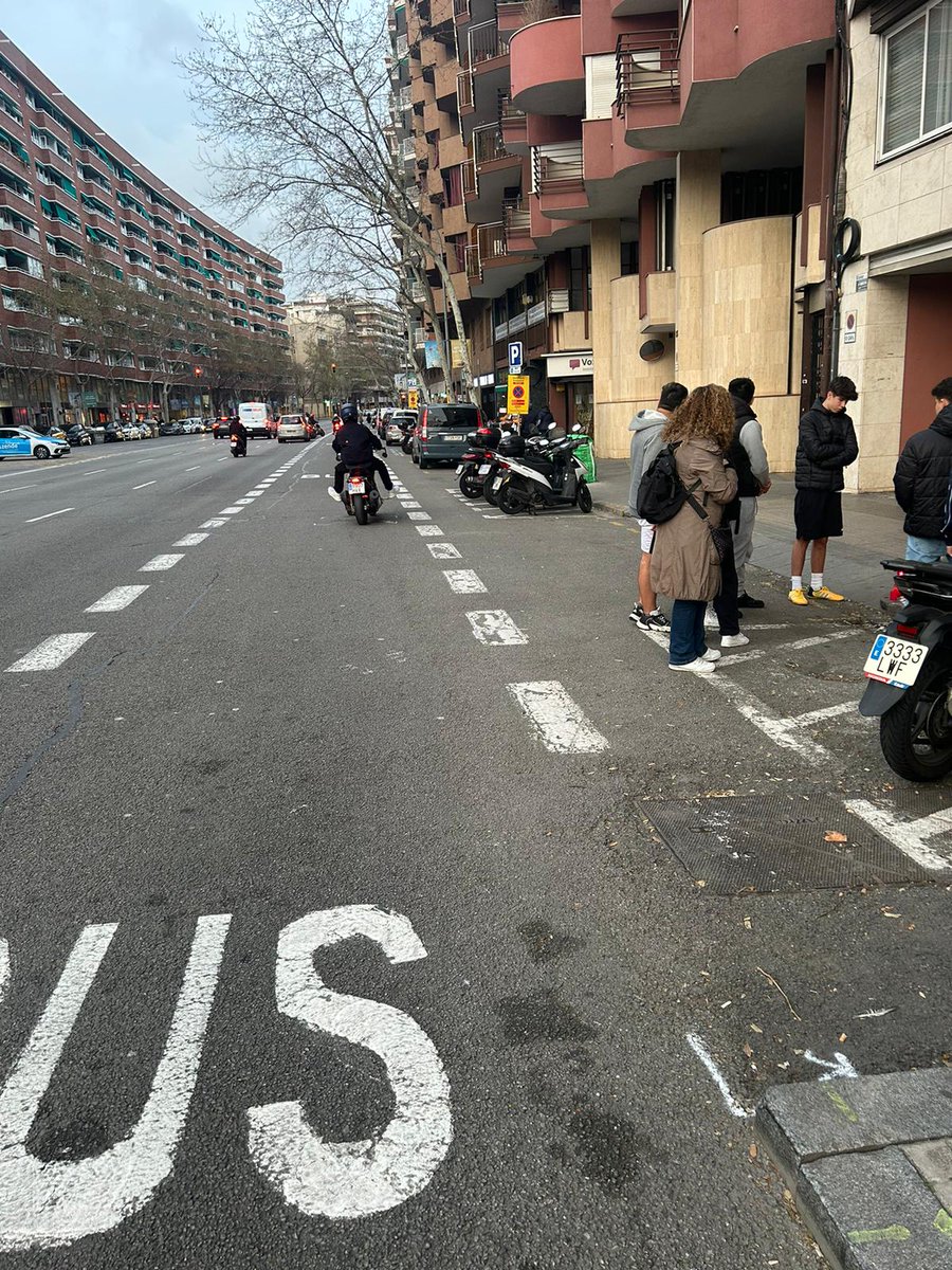 Felicitats <a href="/BCN_Mobilitat/">Barcelona Mobilitat</a> <a href="/laiabonetrull/">Laia Bonet</a> 😡 L'Avd. Madrid no té carril bici, té un obituari!
