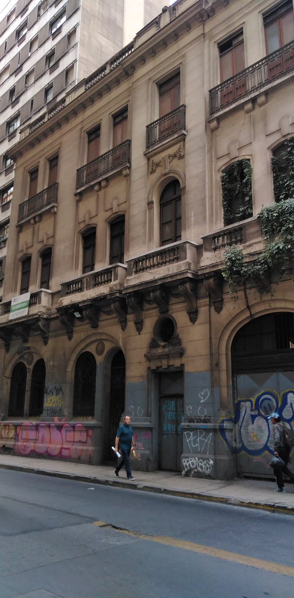 carmenvalle's tweet photo. Tanto edifico lindo abandonado en el centro, podrían ser galerias, talleres y cafés. https://t.co/pTIDLGkW1w