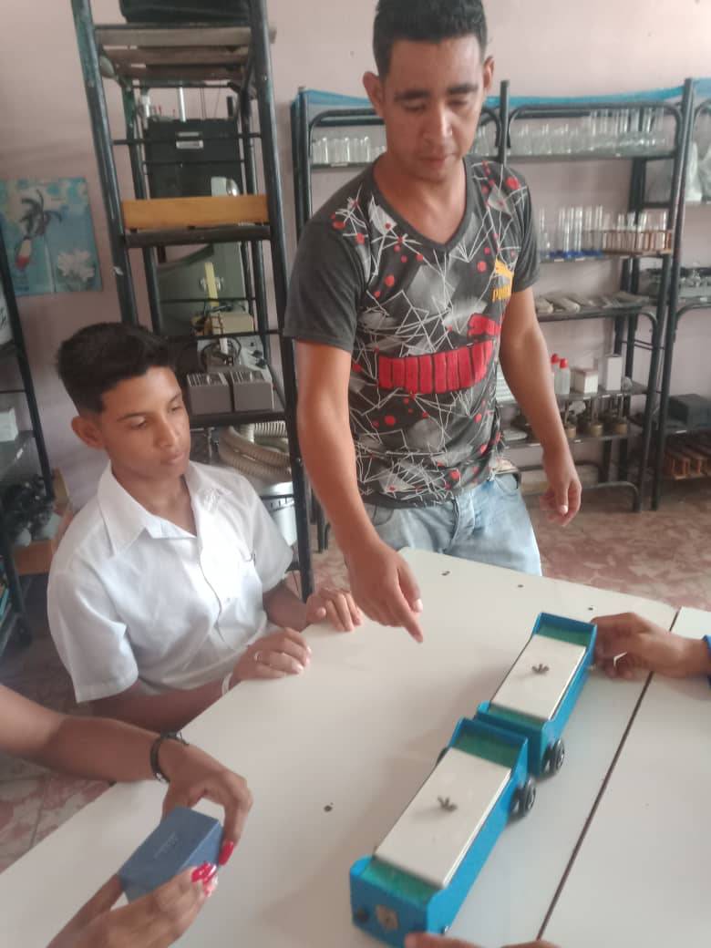 EsbuCorria's tweet photo. Desde  las clases de laboratorio de Física de noveno grado se recuerda al  inventor y matemático inglés Isaac Newton más conocido por su ley de  dinámica.
@DiazCanelB @hechavarr4 @niurdisreyes @dpestgo
@FrenteDme @MurciaRelvis #CubaMined #CubaEduca. https://t.co/qfdXmr3t0z