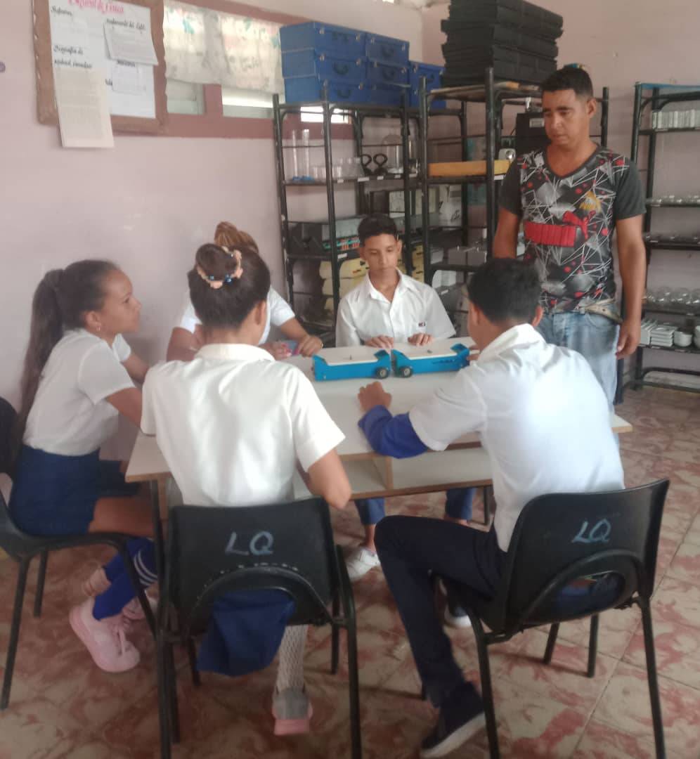 EsbuCorria's tweet photo. Desde  las clases de laboratorio de Física de noveno grado se recuerda al  inventor y matemático inglés Isaac Newton más conocido por su ley de  dinámica.
@DiazCanelB @hechavarr4 @niurdisreyes @dpestgo
@FrenteDme @MurciaRelvis #CubaMined #CubaEduca. https://t.co/qfdXmr3t0z