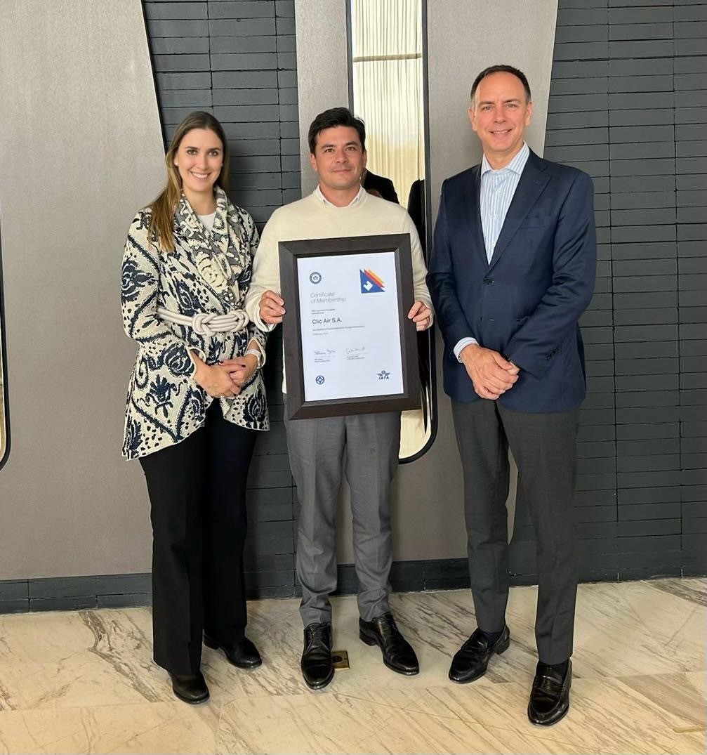Congrats 👏 @ClicAir_ on joining IATA's #airlinemembership!

Clic Air is a 🇨🇴 domestic carrier flying to around 6️⃣ 0️⃣ routes from its main bases. 

Felipe Gutiérrez Forero CEO received the membership certificate from Peter Cerdá, IATA's RVP Americas.

👉 bit.ly/3PvcEEL