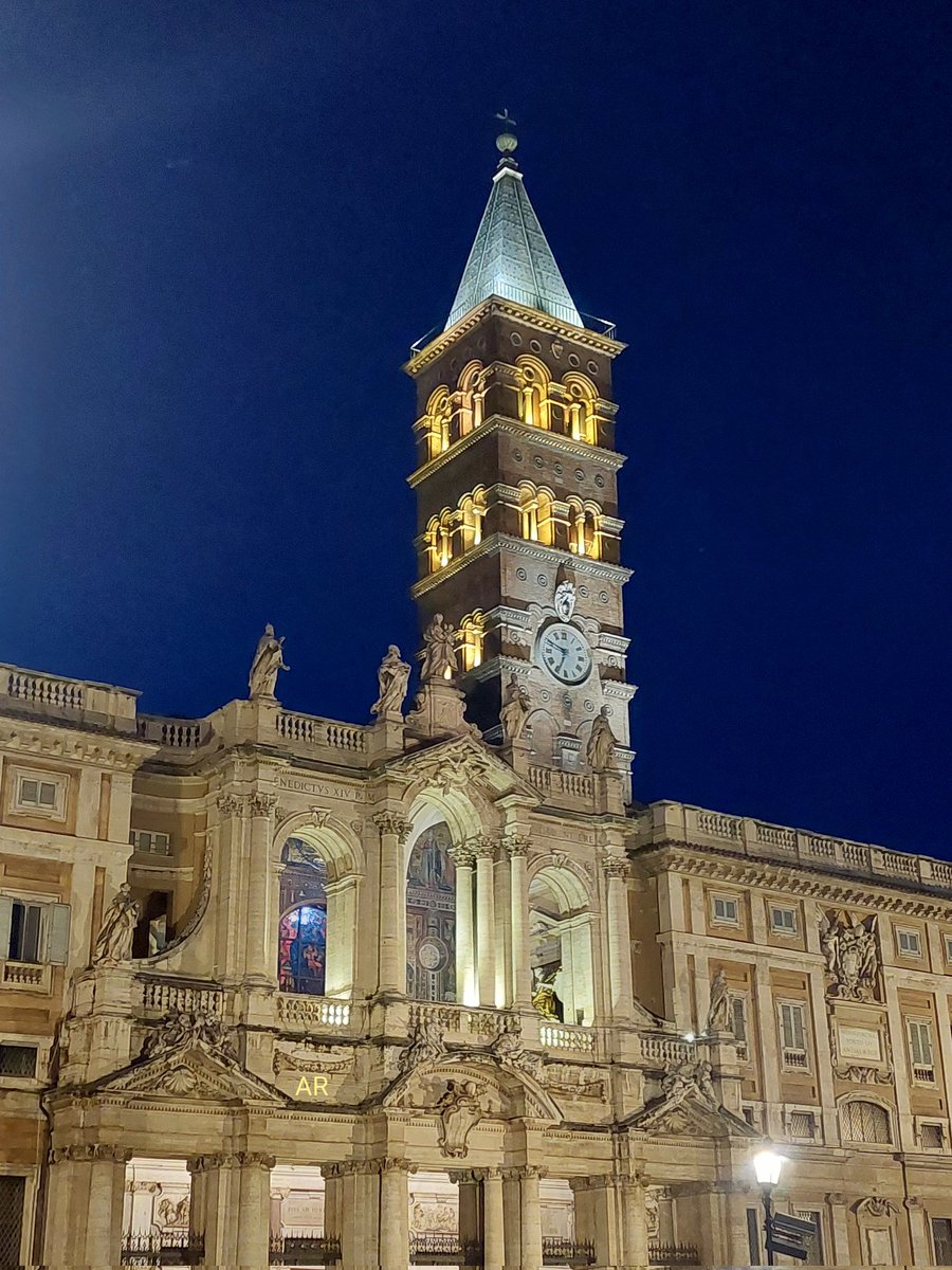 Il campanile più alto di Roma: nell'ora blu.