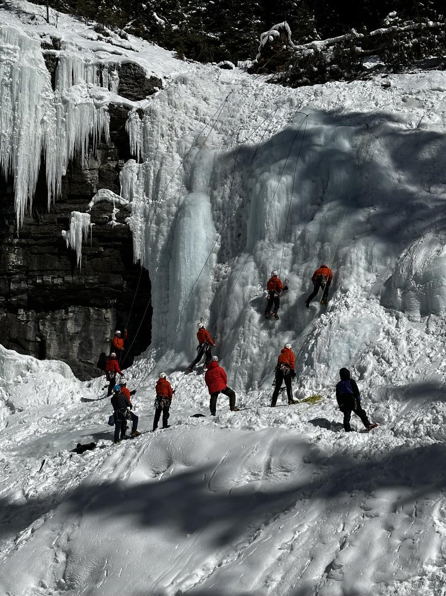 Candidates of the Canadian Forces School of Search and Rescue on the Winter Mountain Operations Phase of their course train to safely navigate through avalanche terrain, using technical rope rescue skills combined with ice climbing. #SAR @RCAF_ARC