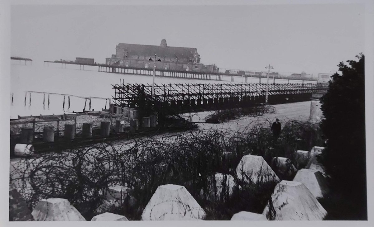 @HerneBayRailway @Kentishtrivia @enricharch @curious_kent @WriterVictoria @PiersSociety @SeasideFerry @Wiseworlduk @screenarchive In this photo, taken during WWII, you can just make out one of the gaps in the pier.