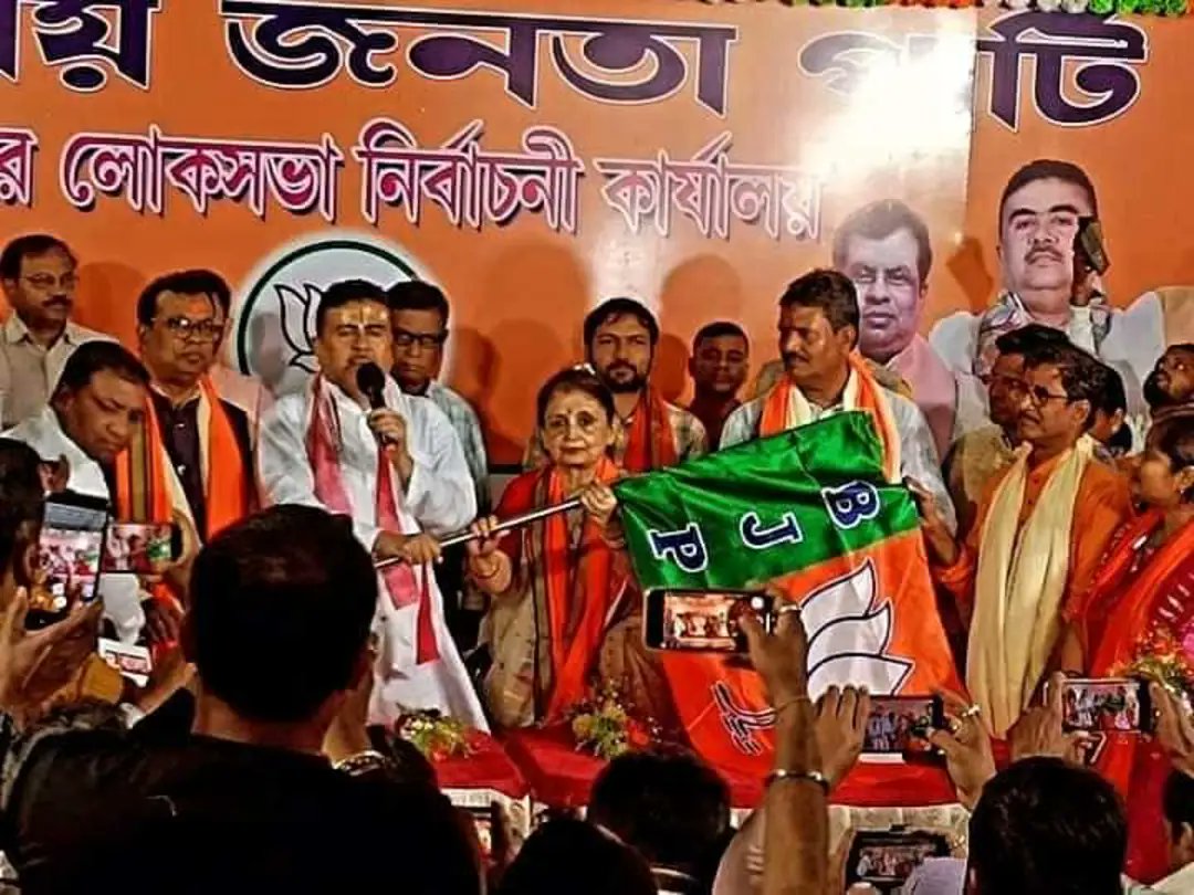 West Bengal News🚨

BJP may field Amrita Roy, head of the royal family of Krishnanagar Rajbari, against Mahua Moitra from Krishnanagar Lok Sabha seat.

She joined BJP today in the presence of Suvendu Adhikari.